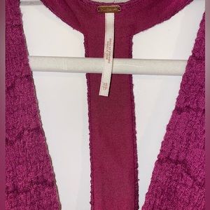 Worn 3 times. Smoke free and pet free environment.